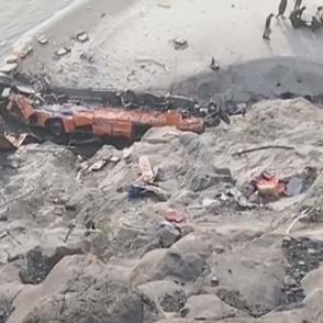パキスタン　バスが崖から転落 20人死亡