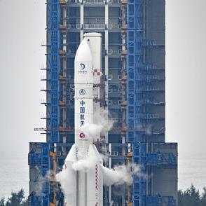 無人探査機打ち上げ　世界初、月の裏側で試料採取へ　中国