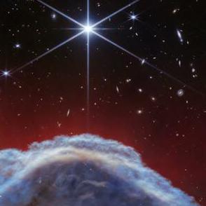 ウェッブ宇宙望遠鏡が観測した暗黒星雲「馬頭星雲」のクローズアップ