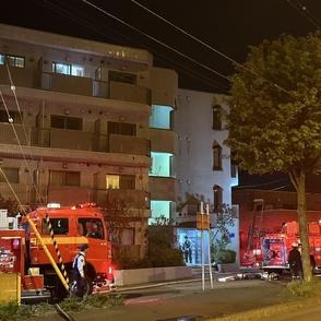 【速報】「他の部屋が燃えていて煙が出ている」住人から複数通報　4階建てマンションの3階で火事　女性2人搬送　札幌市北区
