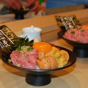 海鮮丼に日本人観光客も熱視線　人気の裏に「映え」とコスパ意識