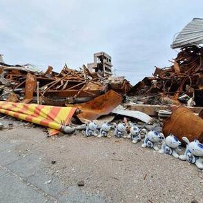 〈能登半島地震から4カ月〉倒壊した家屋の前に並べられた猫の置物の理由、ガレキに供えられた花…家も職も失った酒屋店主は「最近1番うれしかったことは仮設住宅に入れたこと」　