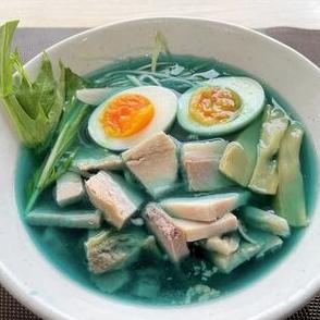 話題の「魔女の瞳らぁめん」　青いスープが特徴　福島市・浄土平レストハウスの食堂が販売