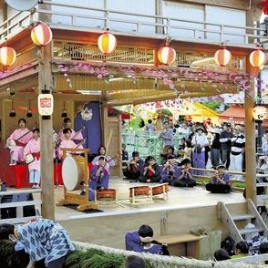 水郷・柳川市の掘割に浮かぶ舟舞台「沖端水天宮大祭」…200m移動しながらお囃子や演芸奉納