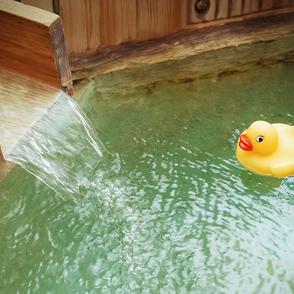 高速降りずに「ひとっ風呂」!? 謎の「ハイウェイ温泉」数百円でリフレッシュできるの最高！ 利用者の感想は？