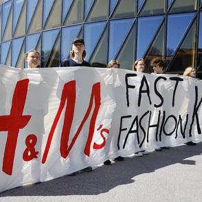 H&Mに環境団体と動物愛護団体が抗議、グレタさんも参加 スウェーデン