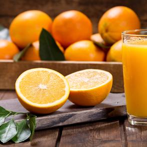 最近街で見かける「搾りたてオレンジジュース」の自販機ってコスパいいの？「自分で作る」「店で購入」と比較