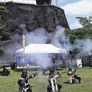 「豊後大友宗麟鉄砲隊」火縄銃や大砲の演武…大分県・杵築城跡「うるさかったけどかっこよかった」