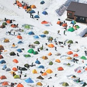 雲上のテント色とりどり、立山・雷鳥沢キャンプ場　ＧＷ後半スタート