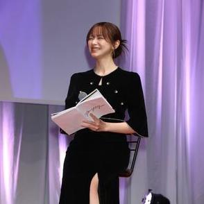 「あざとい女性は嫌いですか？」の森香澄…イベント司会“足チラ見せ”ドレスでアイドル顔負けの微笑み