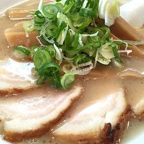 「兵庫の豚骨ラーメン店」人気ランキング！　2位は「しぇからしか 仁川本店」、1位は？【2024年4月25日時点の評価／ラーメンデータベース】