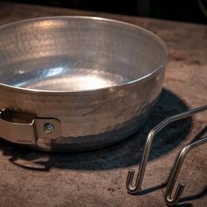100年超えの老舗工房が伝統の鍋を「アウトドア向けにチューン」！ 使い心地は本当にいい？ 夢をカタチにした工夫とは