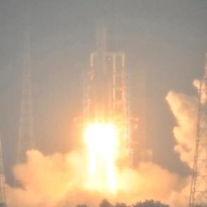 中国の月探査機「嫦娥６号」打ち上げ、米国との宇宙競争過熱