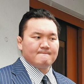 伊勢ケ浜部屋の部屋付き・宮城野親方、「今は受ける立場」白い稽古まわし締め、若い力士指導