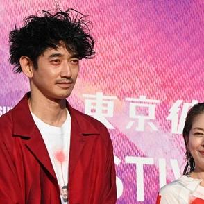 永山瑛太　アイシャドウにマスカラまで…仰天真っ赤コーデで度肝　小泉今日子らと出演映画PR