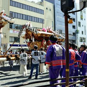 だんじり２台接触、引いていた男性挟まれ頭の骨を折る重傷…神戸「本山だんじりパレード」