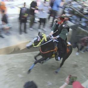 土壁撤去し坂も緩やかに…馬の殺処分に批判の『上げ馬神事』改善策を講じて開催「迫力は10分の1」との声も