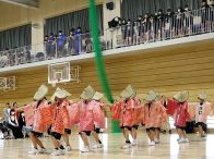 バスケ大会の会場でおわら踊り披露　富山・八尾中女子バスケ部、県外チームに伝統行事ＰＲ