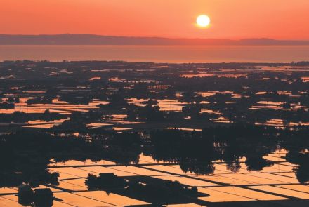 夕暮れ、黄金色の扇状地　富山県入善町