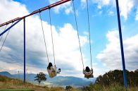 まち並みがぐーんと近づく「ハイジのブランコ」　日本遺産「やばけい遊覧」の構成文化財・伐株山頂上の人気スポット