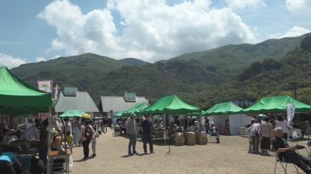 小豆島の道の駅で、島で取れた海産物などが買えるふるさと市　香川県