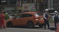 札幌すすきのど真ん中の交差点で乗用車のタイヤが脱輪 現場一時騒然 けが人なし