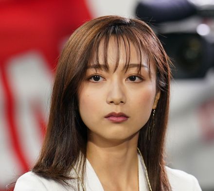 フジ佐久間みなみアナ、ノースリ“美ワキ”全開！「透明感半端ない」「ホントにアナウンサー？」