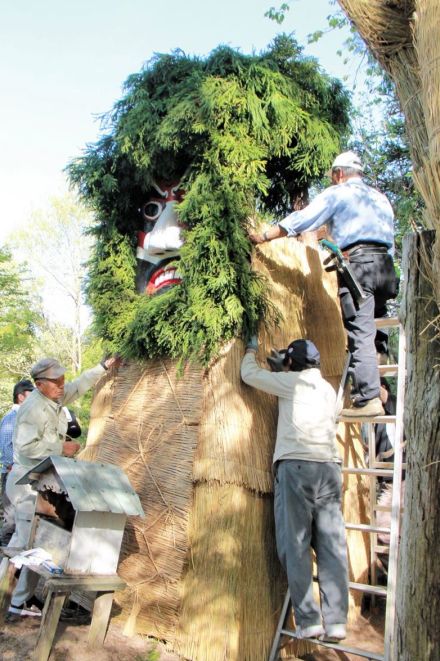 悪霊退散パワーアップ　「お人形様」衣替え　福島県田村市船引町の堀越、屋形両地区