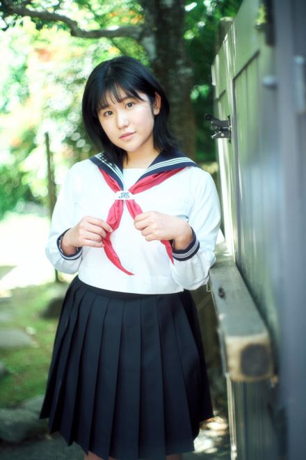 注目の21歳グラドル、セーラー服から大迫力ボディ露わ