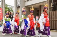 子どもら、神妙な面持ちで1キロ練り歩く　北九州で稚児行列