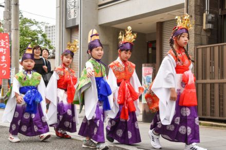 子どもら、神妙な面持ちで1キロ練り歩く　北九州で稚児行列