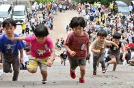 「のぼってこーい」　子どもたちが石段駆け上がり、健脚競う　長崎