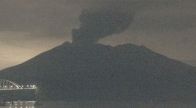 桜島で爆発的噴火　噴煙1300メートル　噴石7合目まで飛散