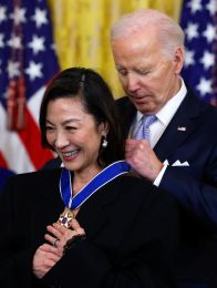 アジア人初のアカデミー賞主演女優賞ミシェル・ヨーに「大統領自由勲章」　バイデン大統領が授与