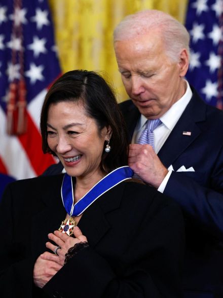 アジア人初のアカデミー賞主演女優賞ミシェル・ヨーに「大統領自由勲章」　バイデン大統領が授与