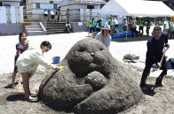 大人も子どもも砂まみれ　逗子海岸で作る芸術作品　最優秀はあの動物