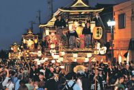 絢爛豪華な曳山、小京都練る　富山県南砺市で城端曳山祭本祭