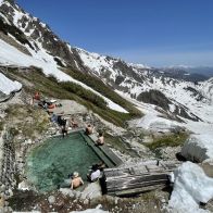 標高2100メートルの白馬鑓温泉でゆったり　好天の北アルプス、雪上は登山者らの列