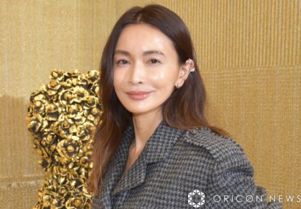 45歳・長谷川京子、美脚スラリの圧巻ショット　謎のポーズ？に反響も「ニヤけちゃいました」