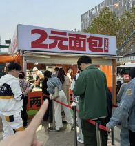「こじき食」を食べようと長蛇の列…中国の経済不振で青年たちが「ケチテク」（１）