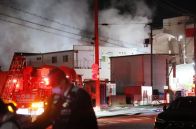 神戸の木材倉庫火災、出火12時間でも鎮火せず　　内部で「こんろの火を使った」　鉄骨2階建てを全焼