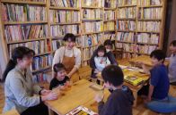 母の夢、カフェでつなぐ 絵本6000冊とケーキ人気―伊東・PERi