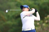 女子ゴルフ韓日対決、15歳アマ・李暁松が7打差逆転V　サロンパスカップ