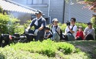 子ども乗せ、ミニSL疾走　趣味が高じて自宅庭に手作り「遊園地」