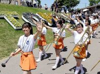 京都橘高吹奏楽部、迫力の演奏　富山県砺波市の「となみチューリップフェア」特別イベント