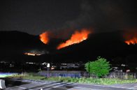 山形・南陽市の山火事、山頂挟み東西に拡大　６日も消火活動続く