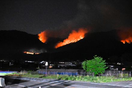 山形・南陽市の山火事、山頂挟み東西に拡大　６日も消火活動続く