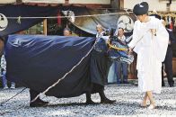 田植えの演技に拍手　田辺の伊作田稲荷神社で神事、和歌山