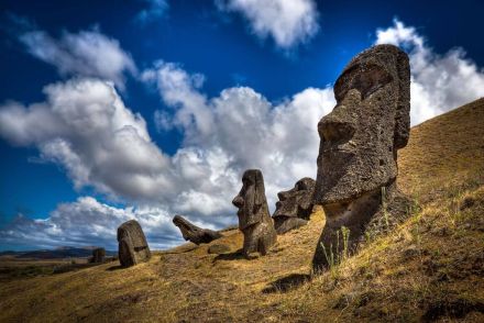 誰が、いつ、何のために？ 今も解けない巨大な古代遺跡の謎5選、モアイ像から地上絵まで