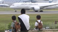 200m先に飛行機が！滑走路が見える公園『伊丹スカイパーク』に集う人々　「雨の日も楽しみがある」カメラを向ける航空ファン　「またあしたから頑張る」GWの連休をうらやむ夫婦【定点観測】